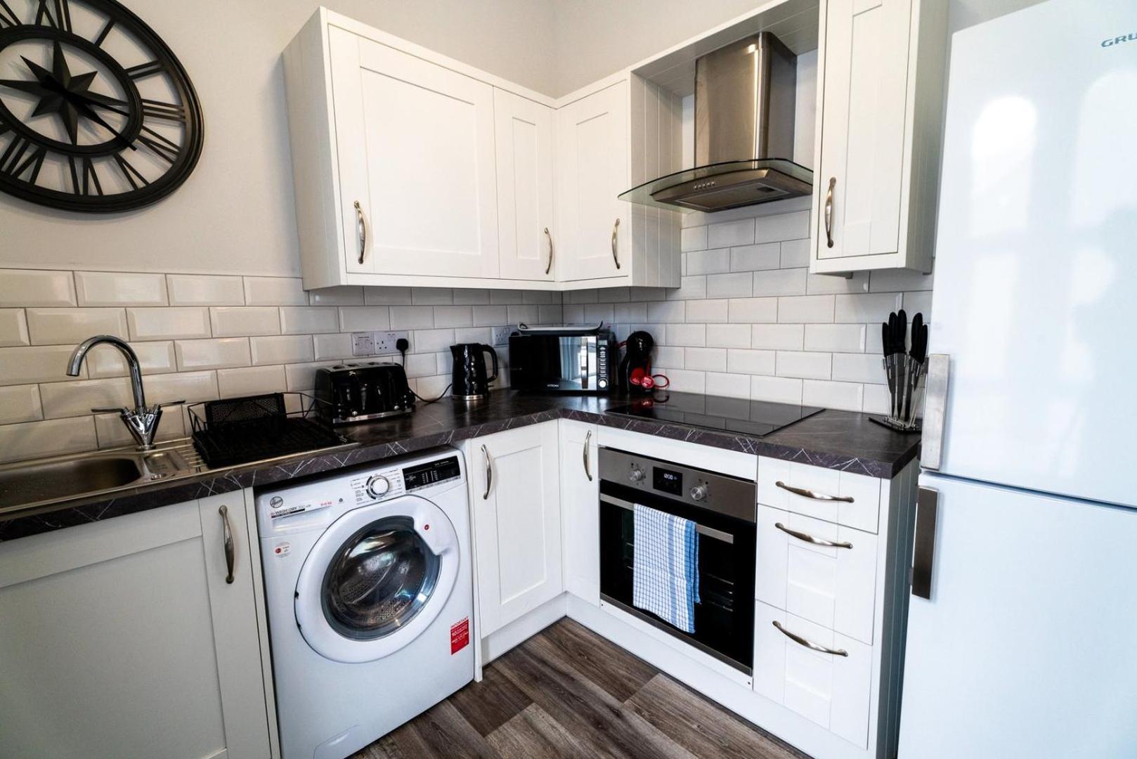 Free Parking | Smart Tv | 4 Guests Apartment Swansea Room photo
