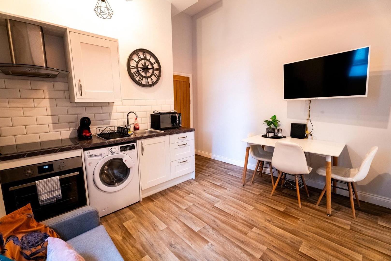 Free Parking | Smart Tv | 4 Guests Apartment Swansea Room photo