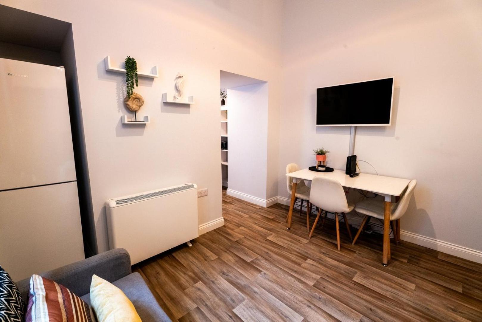 Free Parking | Smart Tv | 4 Guests Apartment Swansea Room photo