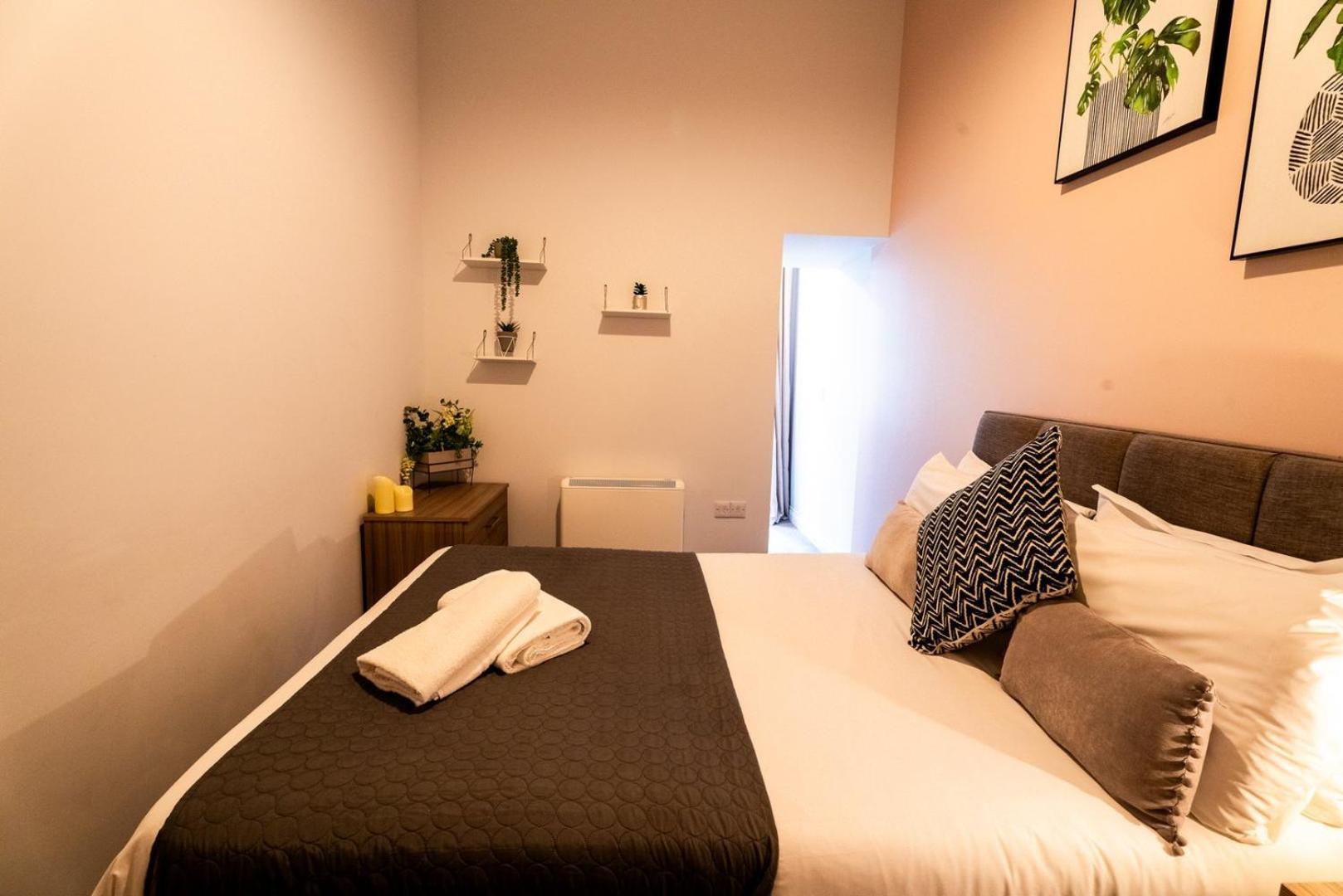 Free Parking | Smart Tv | 4 Guests Apartment Swansea Room photo
