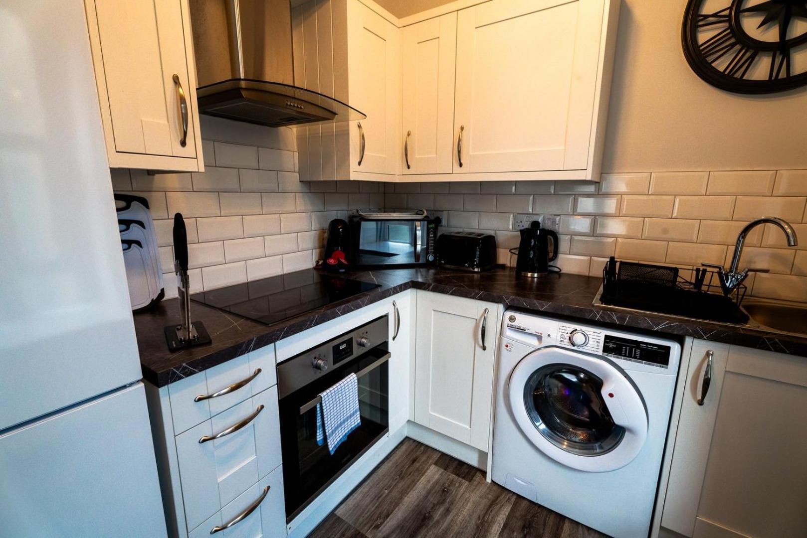 Free Parking | Smart Tv | 4 Guests Apartment Swansea Room photo