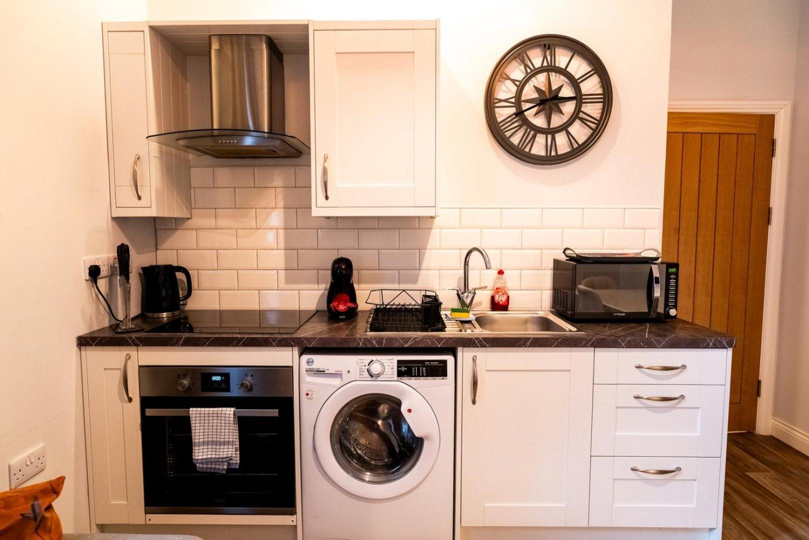 Free Parking | Smart Tv | 4 Guests Apartment Swansea Room photo