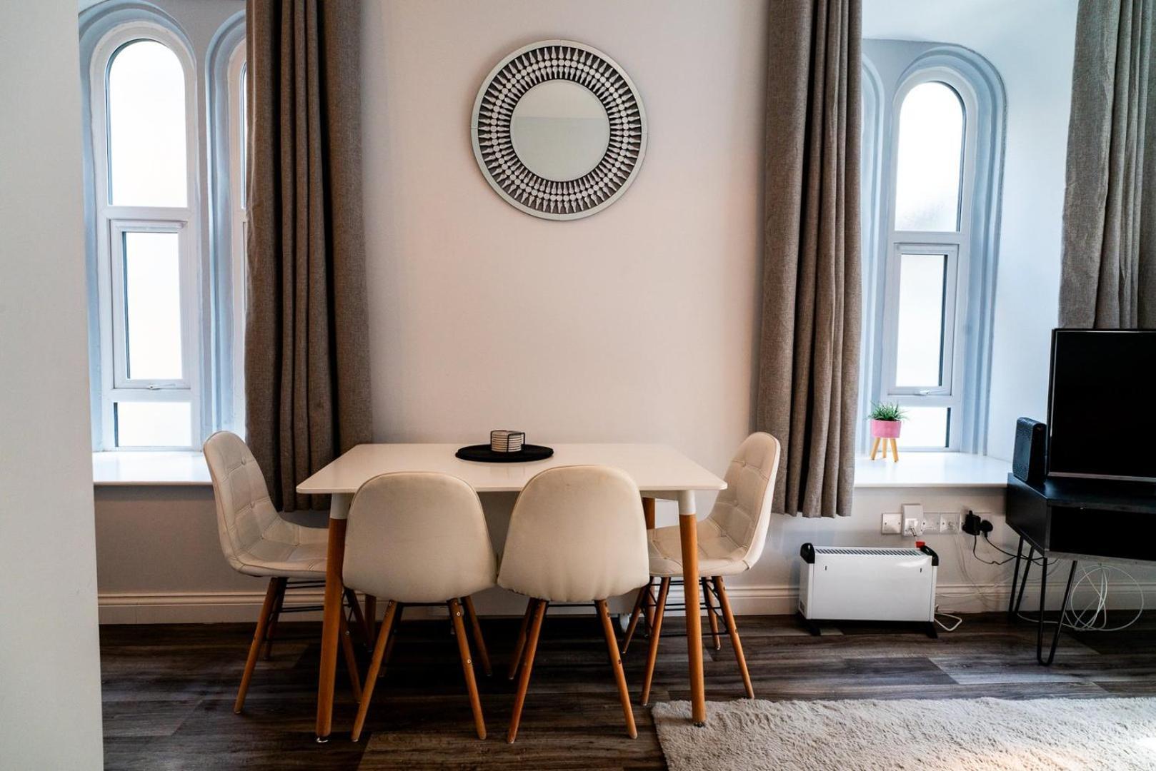 Free Parking | Smart Tv | 4 Guests Apartment Swansea Room photo
