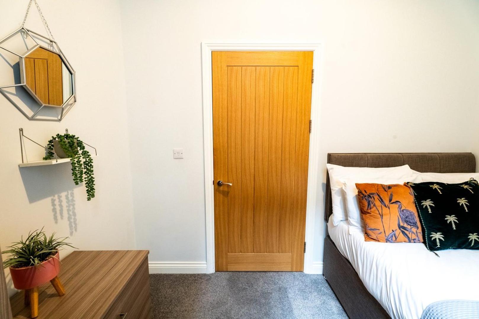 Free Parking | Smart Tv | 4 Guests Apartment Swansea Room photo