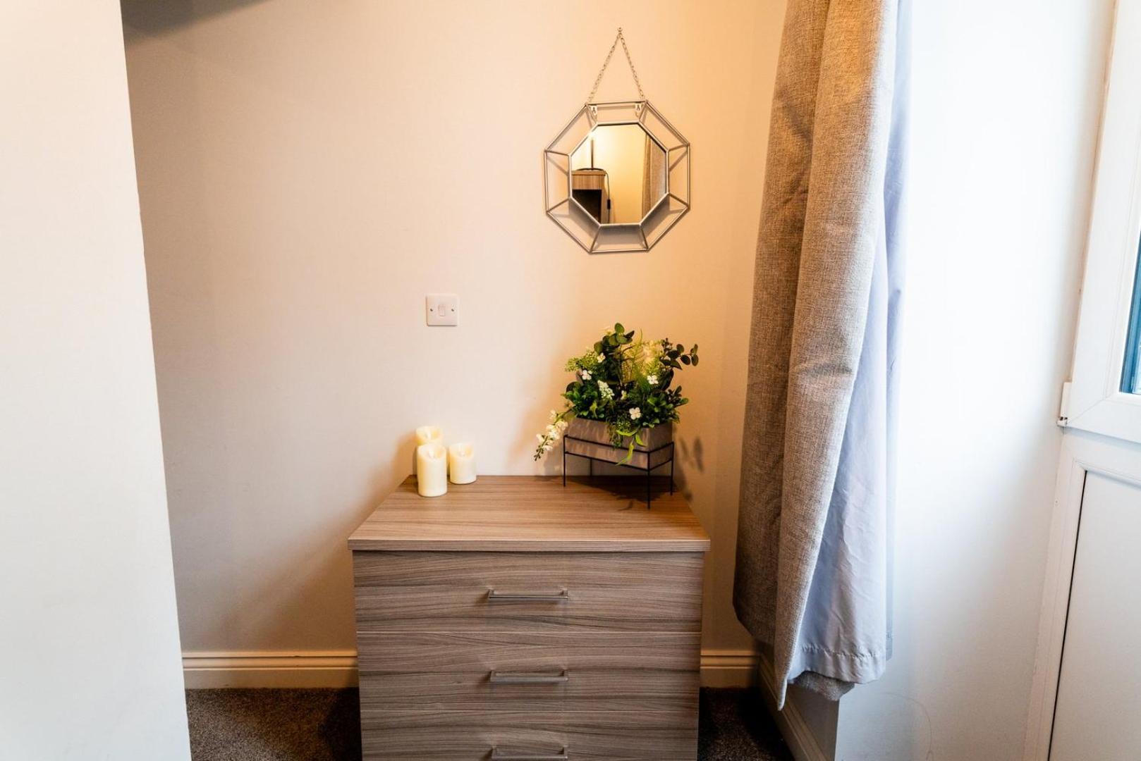 Free Parking | Smart Tv | 4 Guests Apartment Swansea Room photo