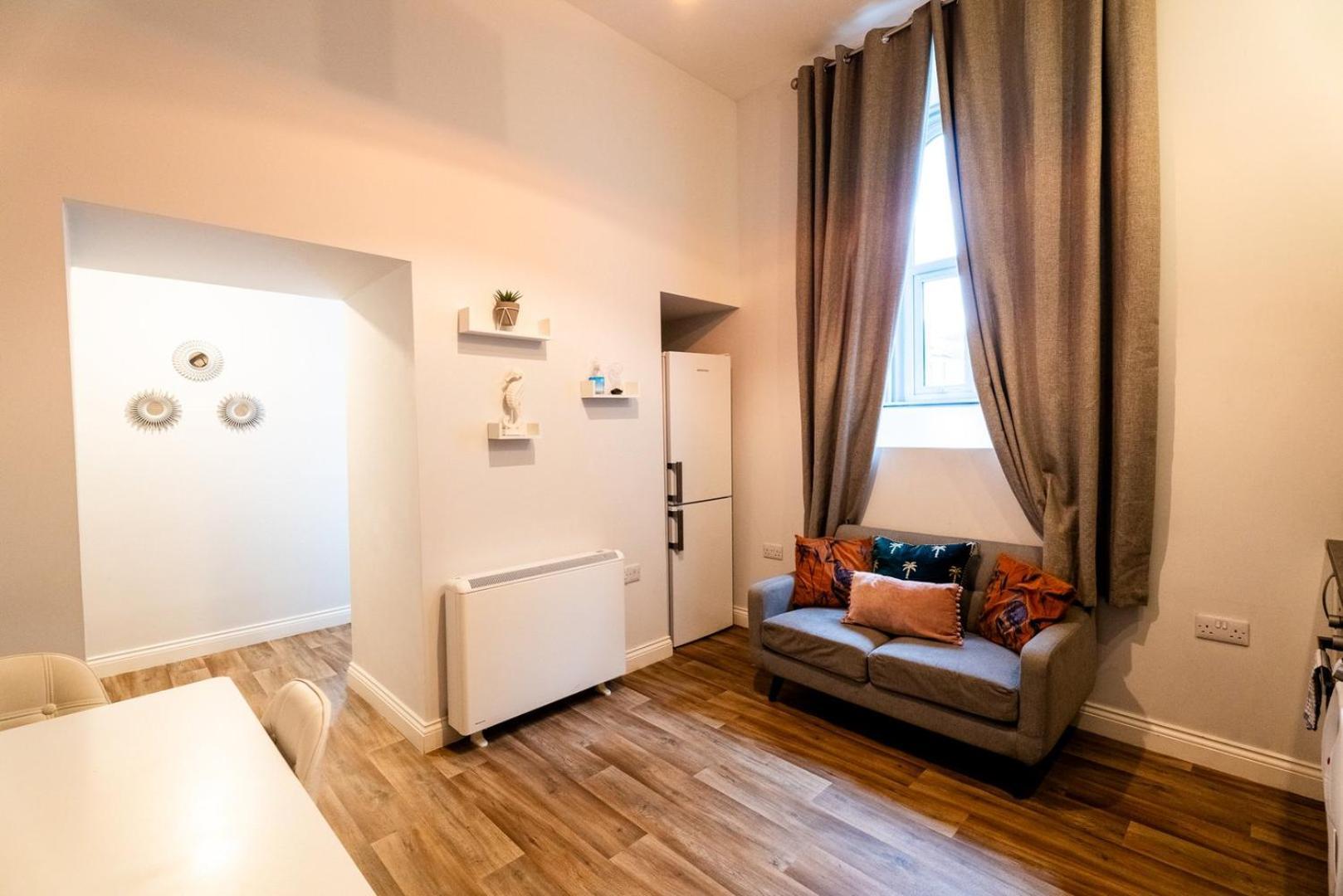 Free Parking | Smart Tv | 4 Guests Apartment Swansea Room photo